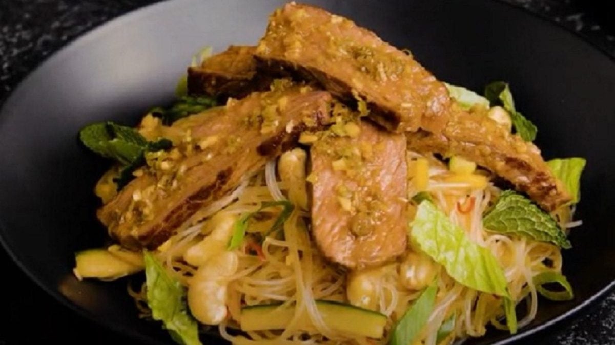 Unser vietnamesischer Glasnudelsalat lecker angerichtet in einem schwarzen Teller.