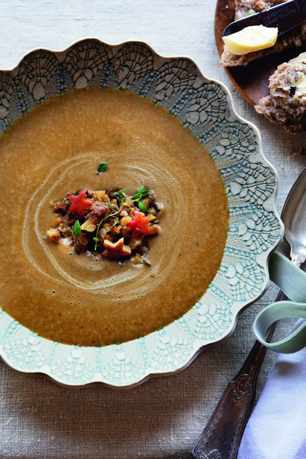 Ein cremiges Highlight mit farblich weihnachtlichem Kern: die Maronensuppe.