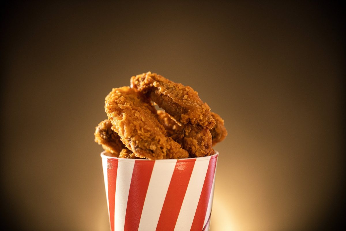 Becher mit Chicken Wings