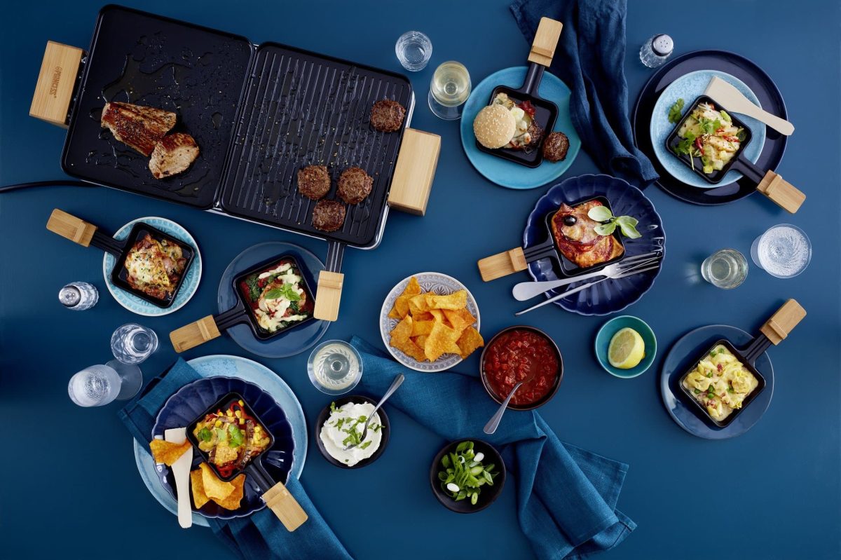 Verschiedene kreative Raclette-Ideen auf blauem Untergrund