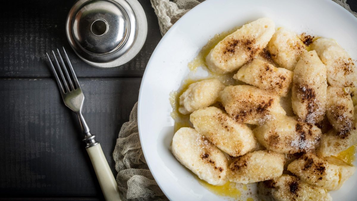 Polnische Faulenzer: Süße Quarkspeise als kleine Quarkpierogi mit Zimt und Zucker bestäubt und Butter beträufelt