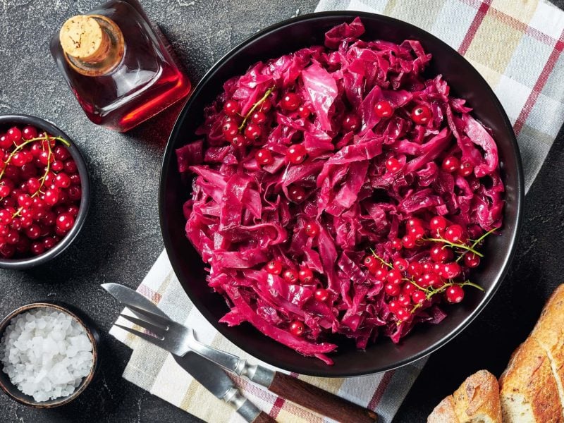 roter Rotkohl mit Cranberrys auf dunklem Untergrund