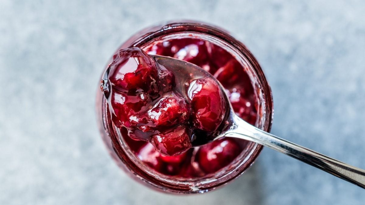 Vogelperspektive: Blick auf ein Glas mit roter Weihnachts-Marmelade