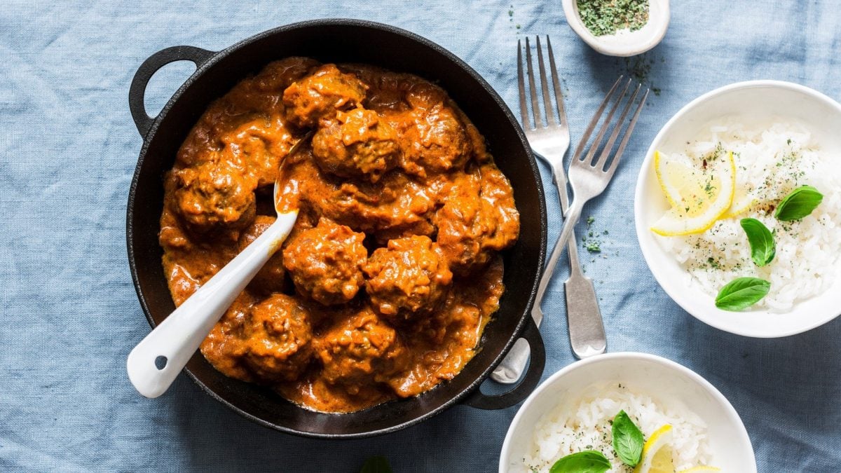 Gusseiserne Pfanne mit Hackbällchen in Paprika-Sahne-Sauce