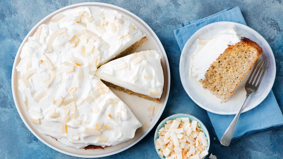 Tres-Leches-Kuchen auf blauem Untergrund