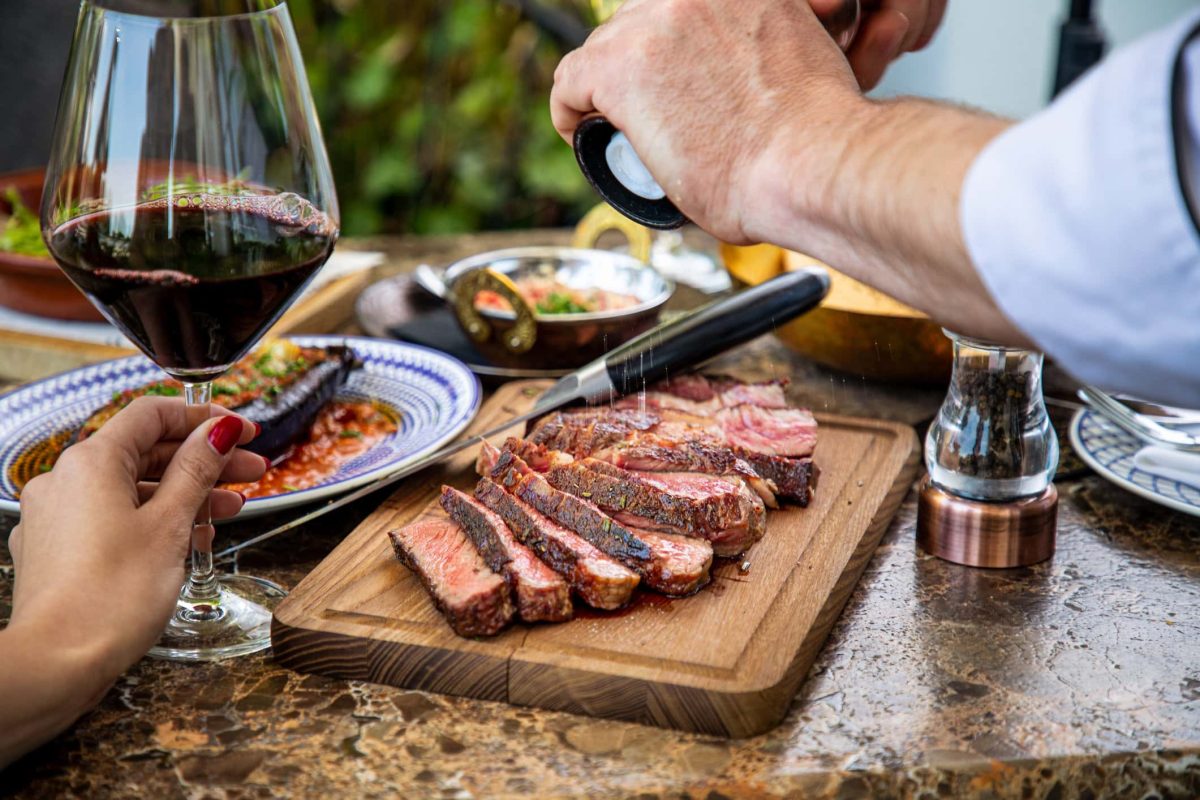 Zartes Fleisch auf Holbrett auf gedecktem Tisch.
