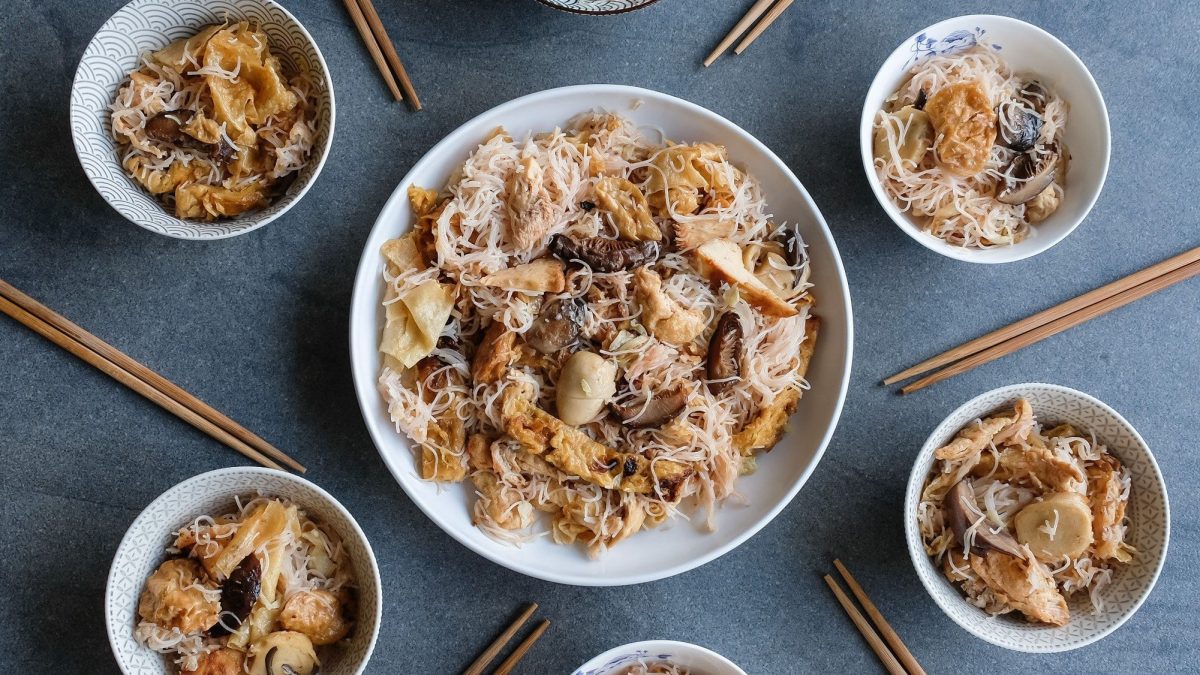 Chinesisches Buddha's Delight: Gemüsebowl mit frittietem Tofu, buntem Gemüse, Glasnudeln und würziger Sauce