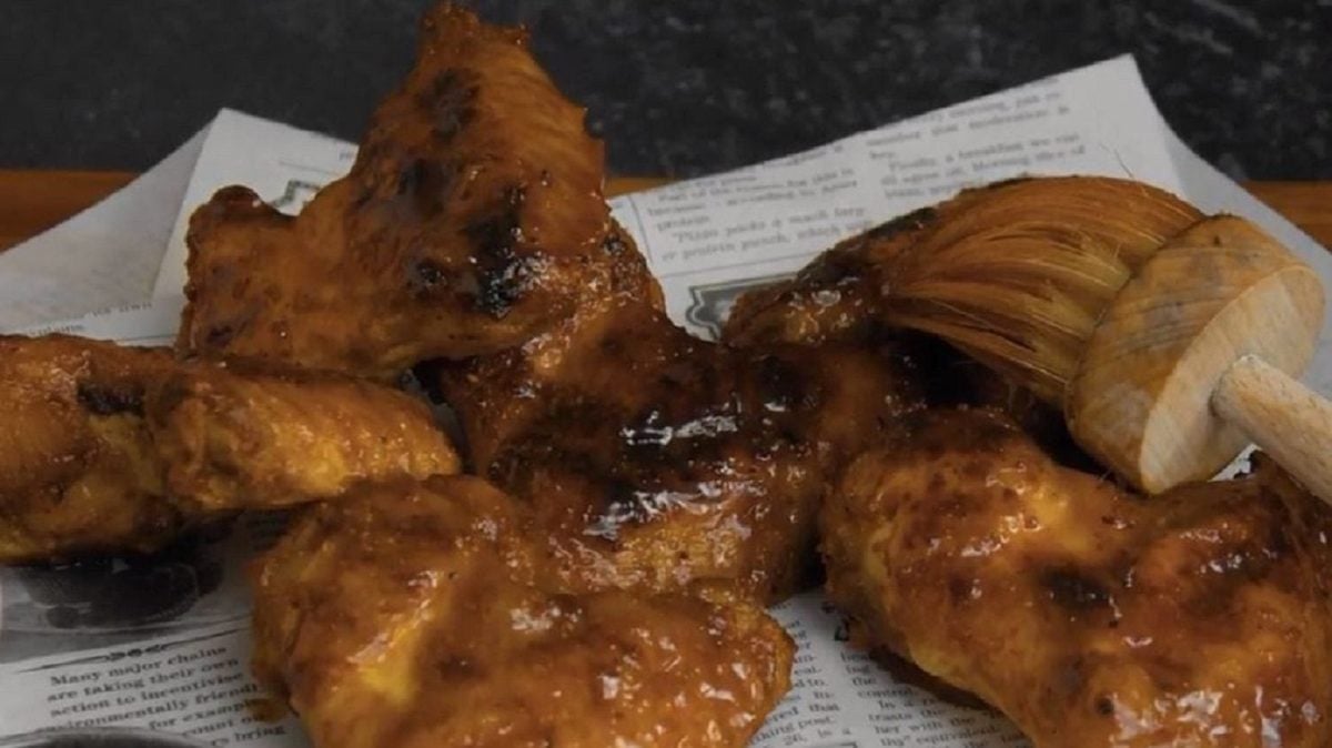 Unsere Hot Wings angerichtet auf Zeitungspapier.