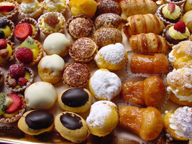 Eine große Auswahl an italienischen Gebäcken nebeneinander gereiht für den Tag der italienischen Küche mit unseren Fokus auf italienische Desserts.