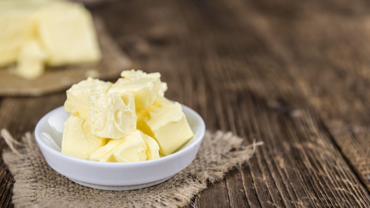 Auf einem kleinen Teller liegen mehre Stückchen Butter. Diese werden für das montieren einer Sauce verwendet.