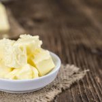 Auf einem kleinen Teller liegen mehre Stückchen Butter. Diese werden für das montieren einer Sauce verwendet.