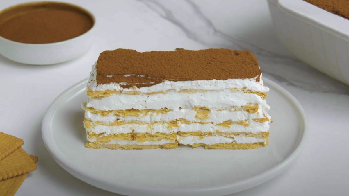 Ein Stück von unserem Milchmädchen-Schüttelkuchen angerichtet auf einem weißen Teller.