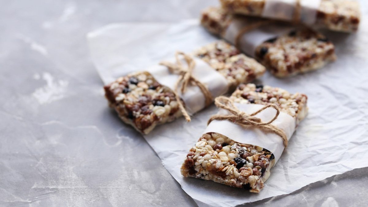 Müsliriegen mit Aprikosen und Pflaumen eingewickelt in Papier und Paketschnur.