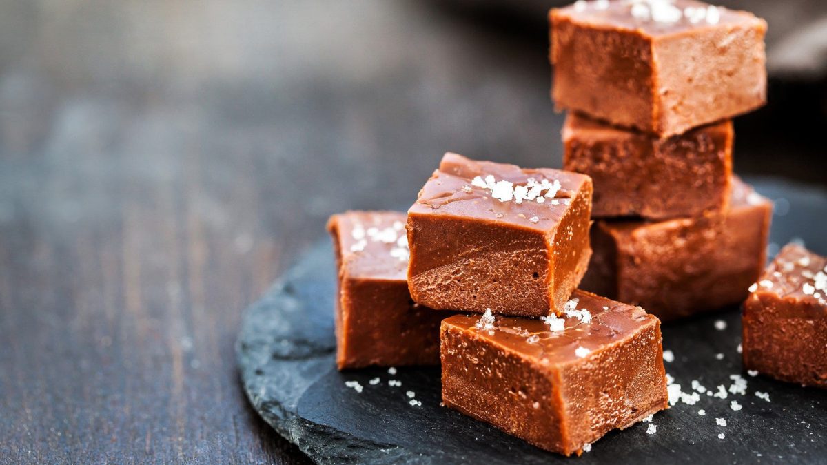 Schokoladen-Fudge gestapelt und mit Salz bestreut.