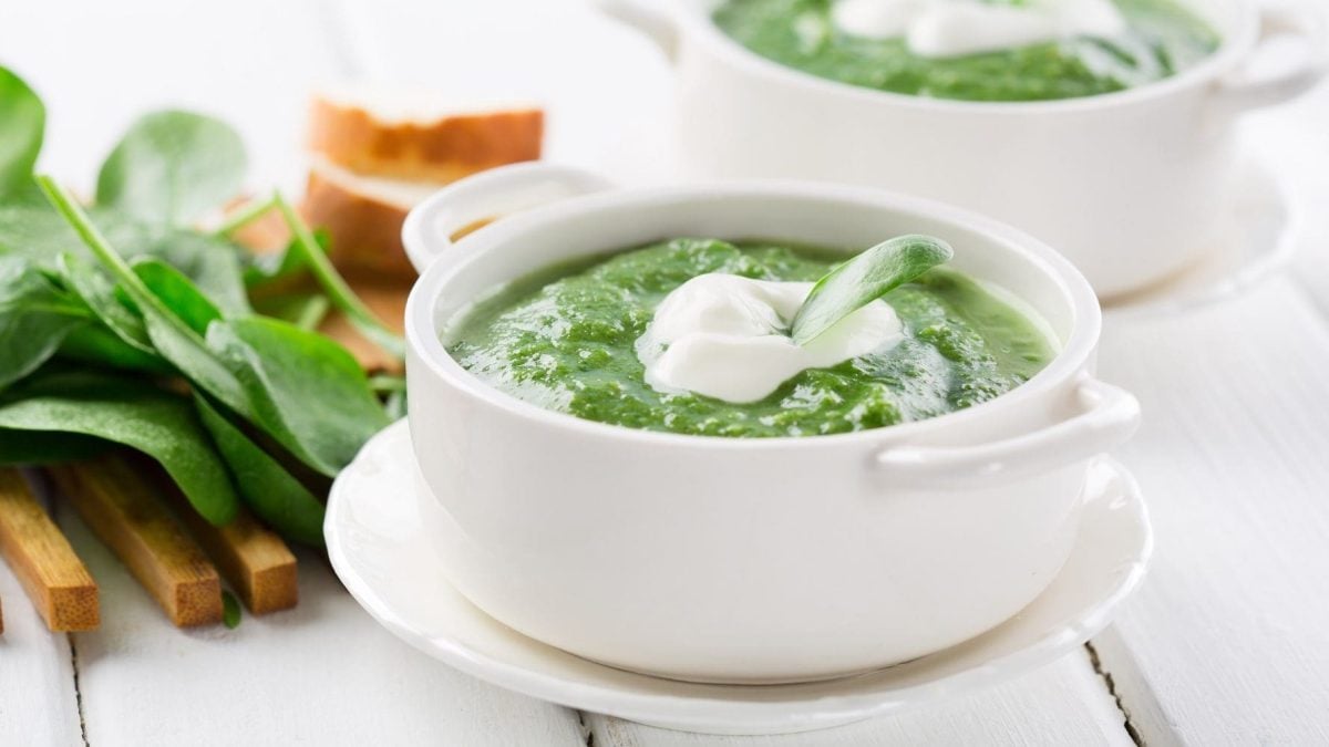 Eine traditionelle Spinatsuppe hält von innen schön warm und ist im Handumdrehen zubereitet.