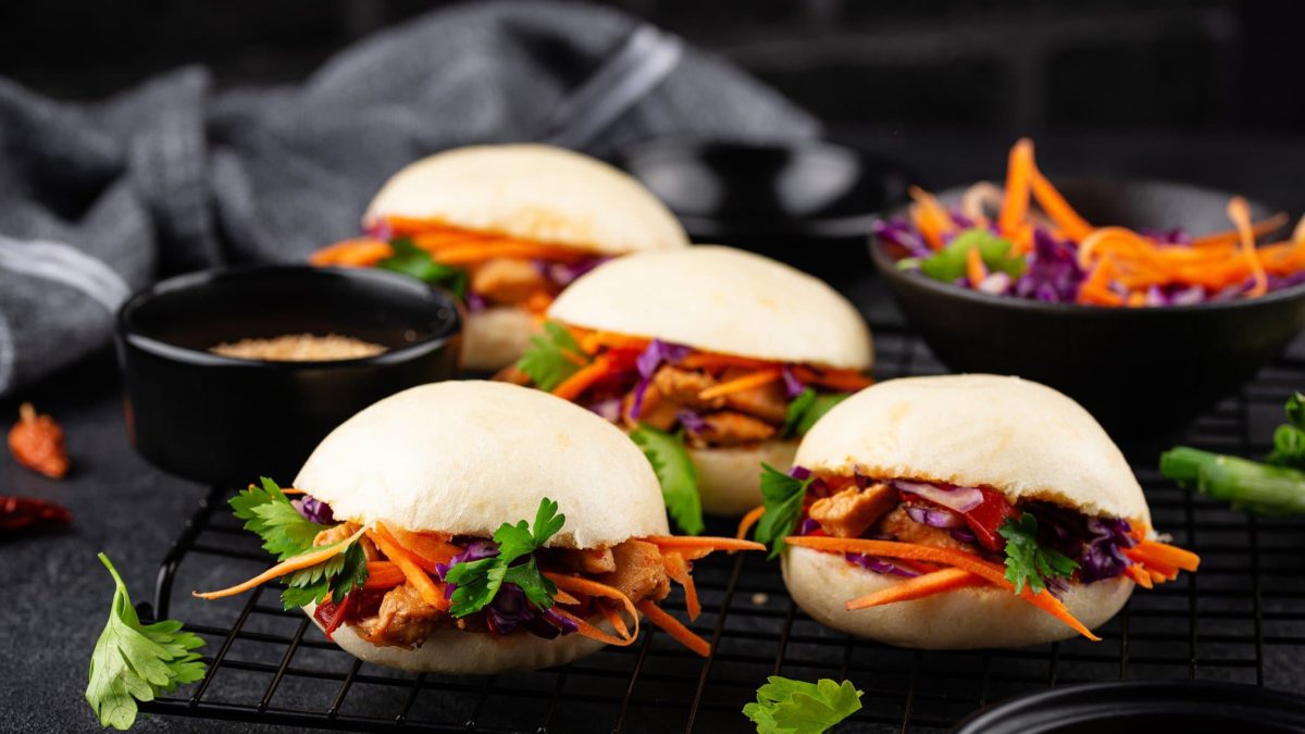 Vegane Bao Burger mit Möhren, Rotkohl und Jackfruit gefüllt.