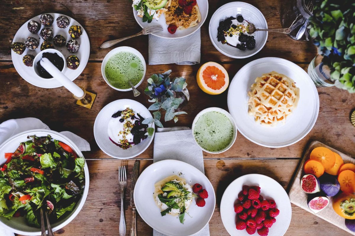Ein Frühstückstisch mit veganen Frühstücksideen in der Draufsicht.