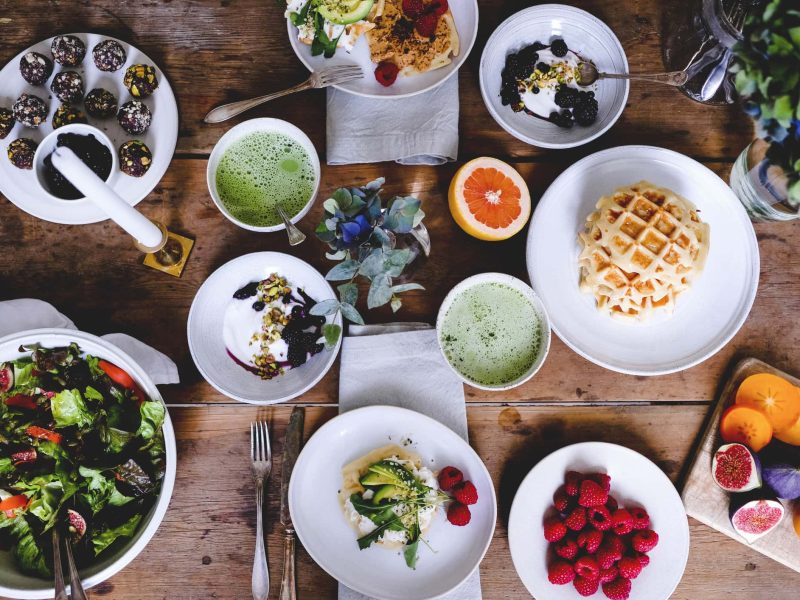 Ein Frühstückstisch mit veganen Frühstücksideen in der Draufsicht.