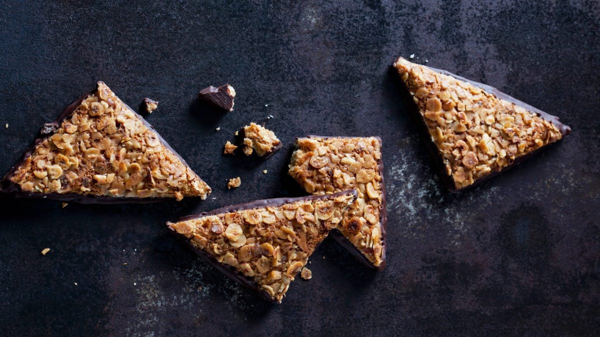 Vegane Nussecken auf schwarzem Marmor in der Draufsicht