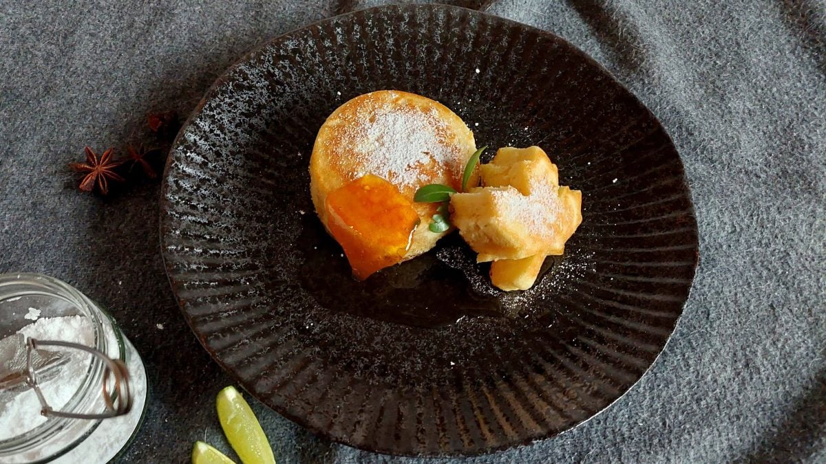 Japanische Pancakes auf schwarzem Teller mit Ahornsirup