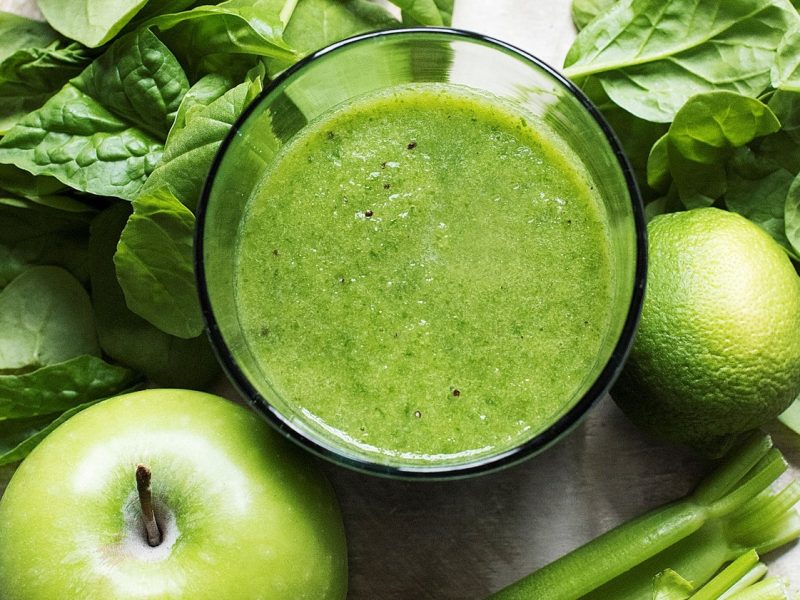 Grüner Apfel-Smoothie mit Sellerie, Limette und Blattspinat.