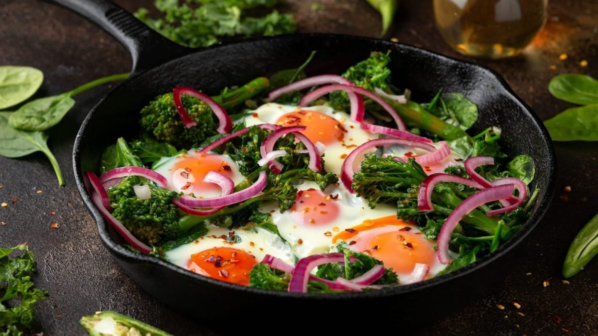 Unser grünes Shakshuka wird genauso wie das rote direkt in der Pfanne serviert.