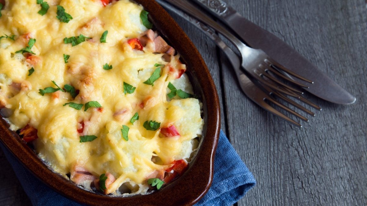 Unser überbackener Ofen-Blumenkohl steht in einer Gratinschale angerichtet auf dem Tisch.