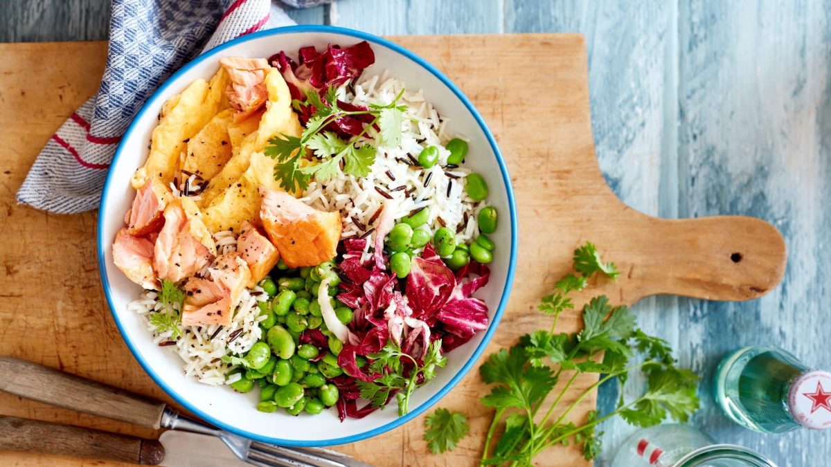 Bunte Lachs-Omelett-Bowl mit Reis.