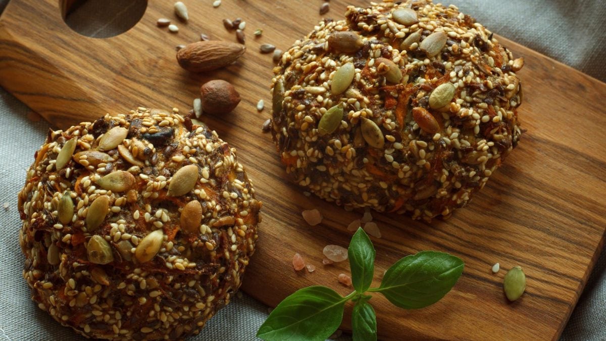 Paleo-Brötchen auf Holzbrett