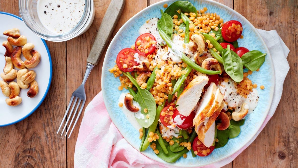 Roter-Linsensalat mit Cashew-Dressing und Hähnchen.