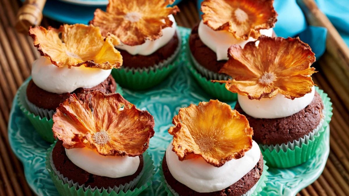 Schoko-Ananas-Muffins auf Teller serviert.