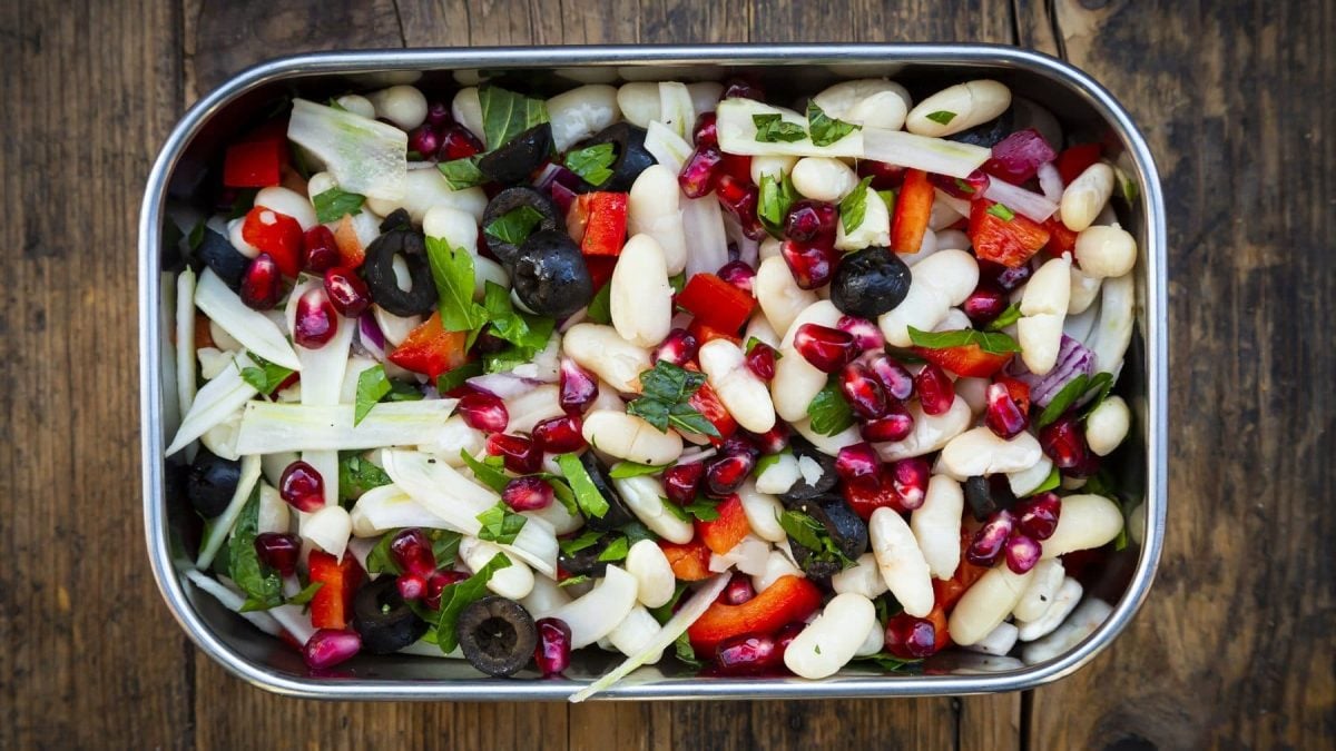 In einer Metalldose ohne Deckel ist ein Cannellini-Salat. Eshandelt sich um weiße Bohnen mit viel Gemüse.