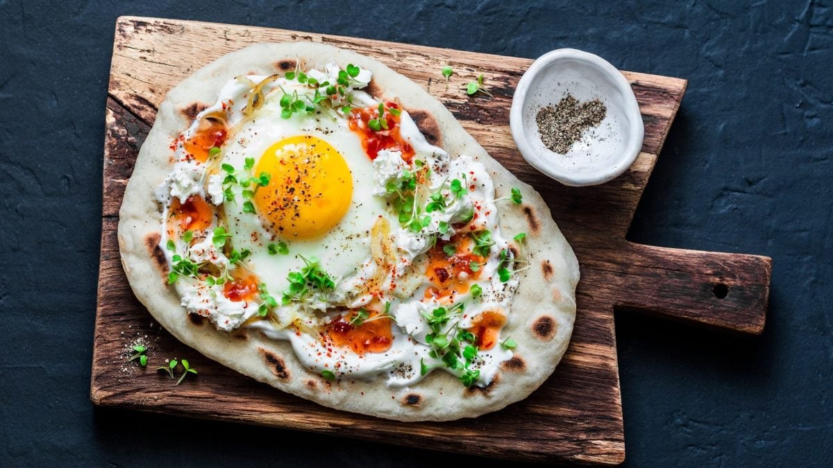 Unser Frühstücks-Naan angerichtet auf einem rustikalen Holzbrett.