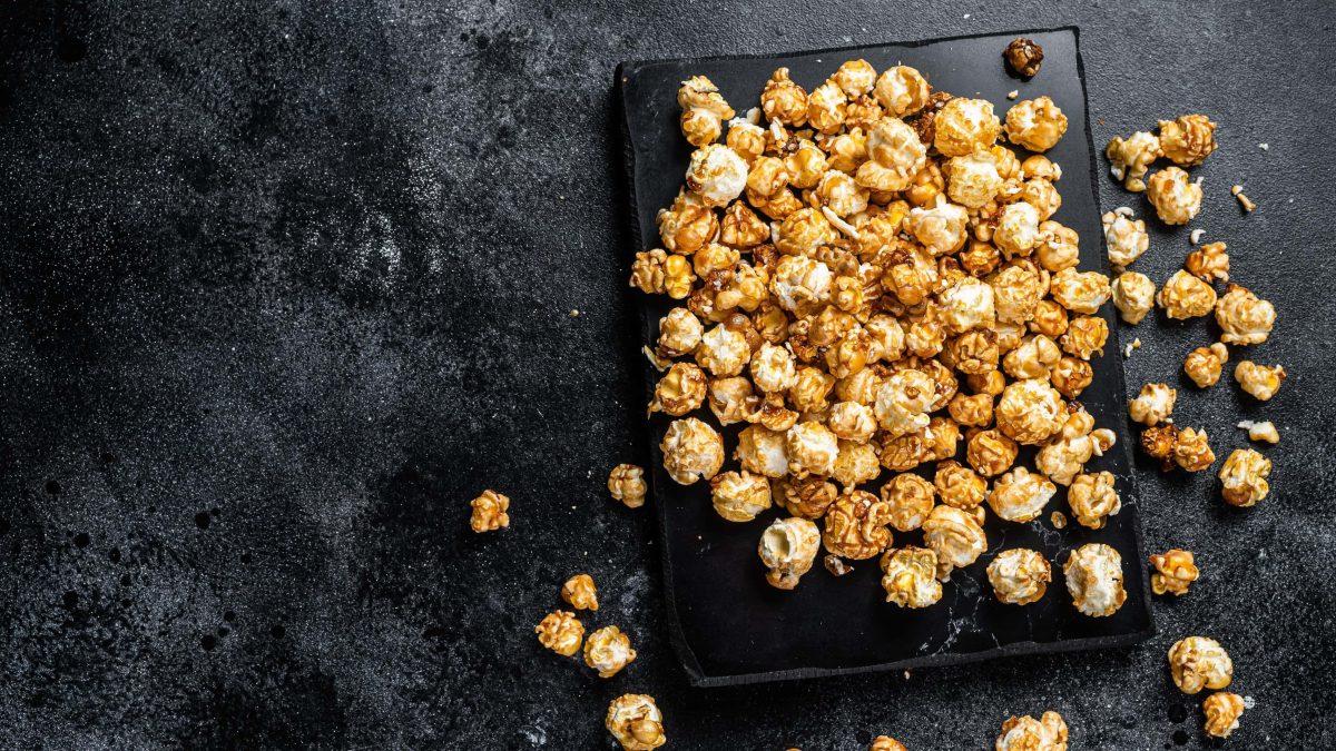 popcorn von oben auf schwarzem brett und schwarzem tisch