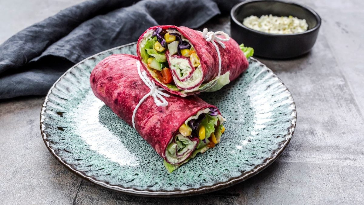 Rote-Bete-Wraps auf einem Teller