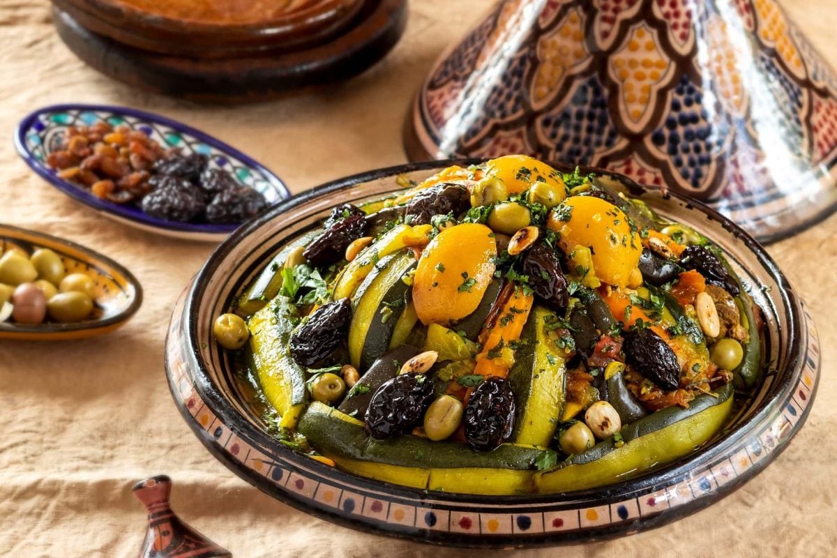 80 mediterrane Klassiker, die du gekocht haben musst: Ein Gericht in einer Tagine.