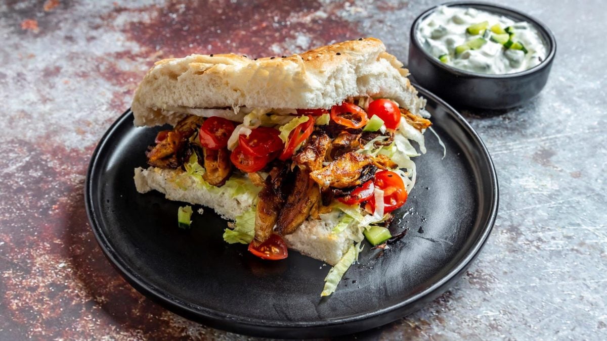 Döner Kebab auf marmoriertem Untergrund.