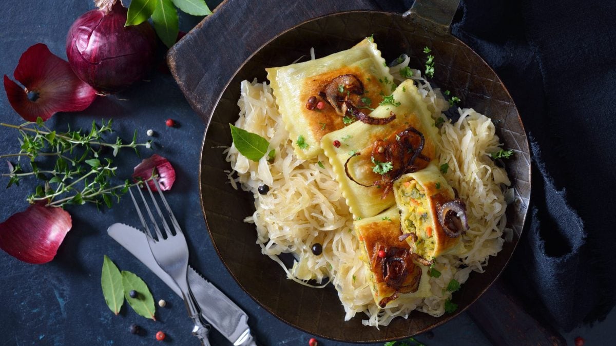 Direkt in der Pfanne serviert: unsere Gemüseravioli auf Sauerkraut
