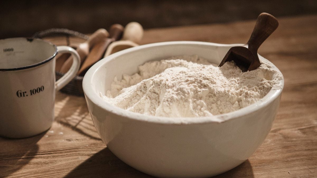 In einer Schüssel ist glutenfreies Mehl angemischt.