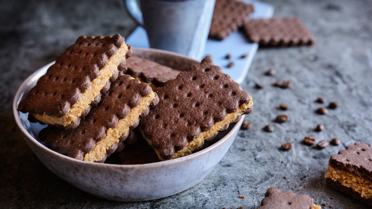 In einer Schüssel liegen mehrere Kakao-Sandwich-Kekse. Sie sind gefüllt mit einer Schoko-Kaffee-Creme.