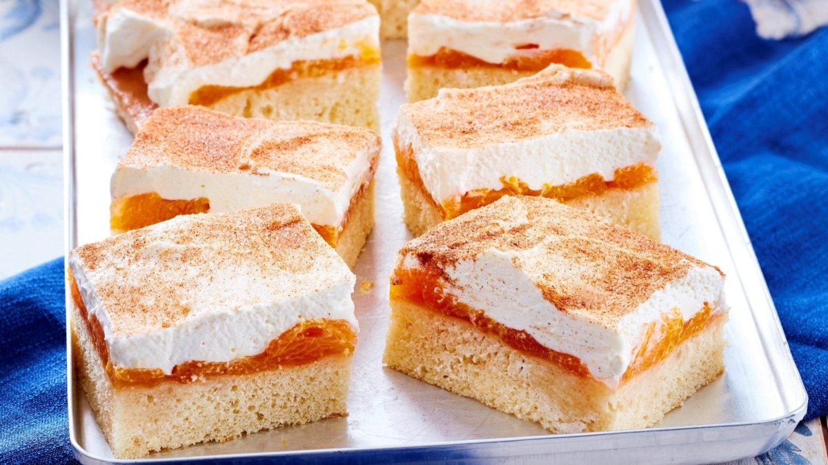 Unsere Mandarinen-Zimt-Schnitten liegen auf einem Blech.