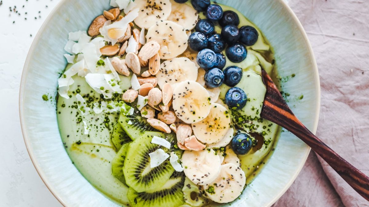 Matcha Bowl mit Früchten und Nüssen.