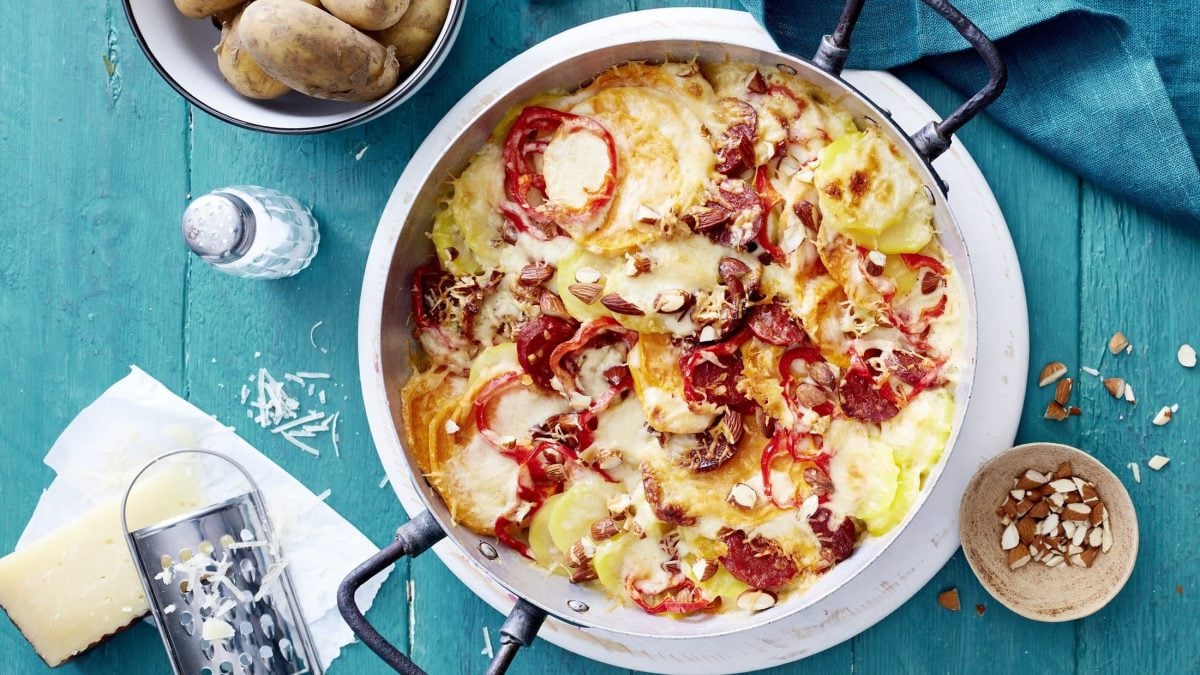 Unser spanischer Kartoffelauflauf steht in einer rustikalen Pfanne auf dem Tisch.