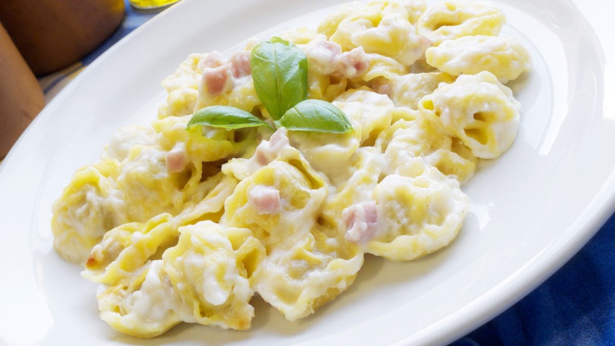 Tortellini alla Panna auf weißem Teller.