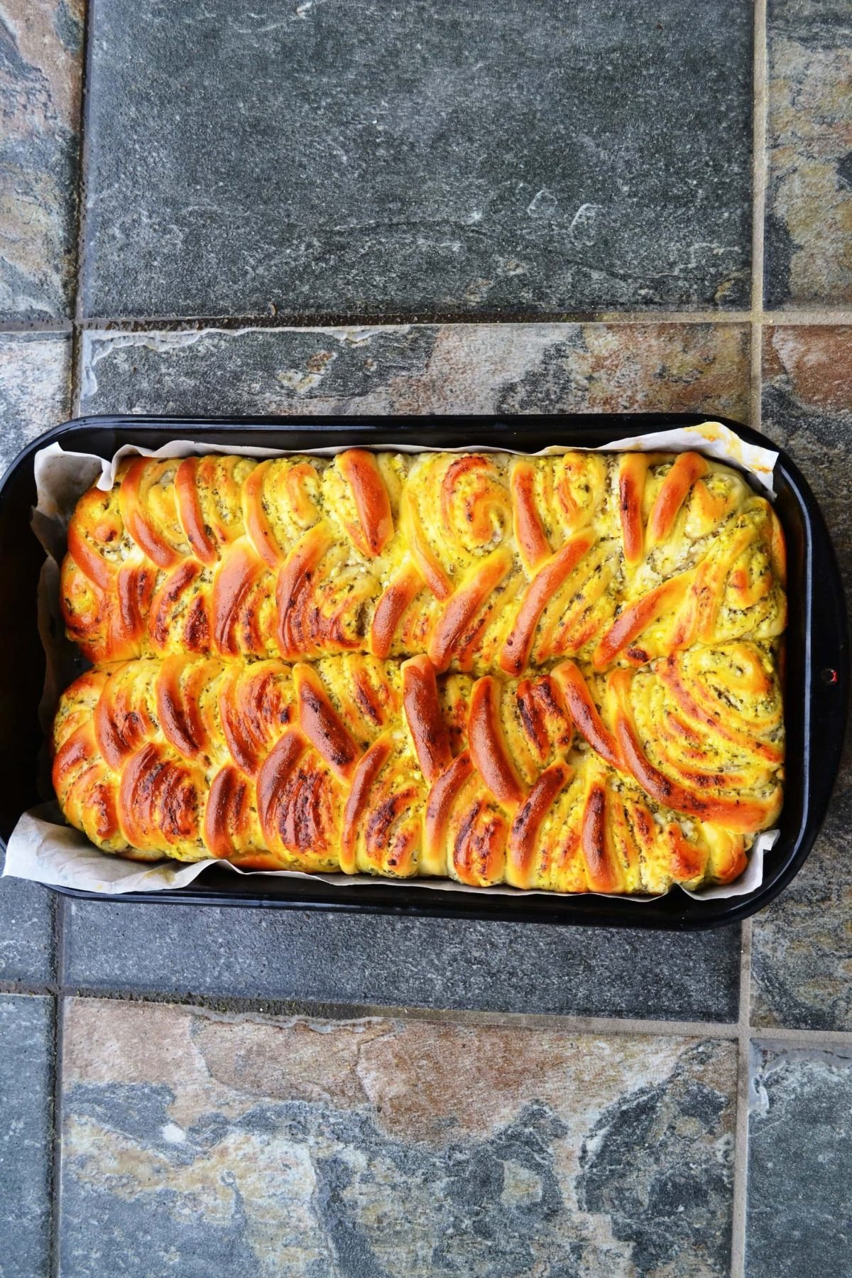 Unsere Bärlauch-Babka goldbraun gebacken in der Auflaufform.