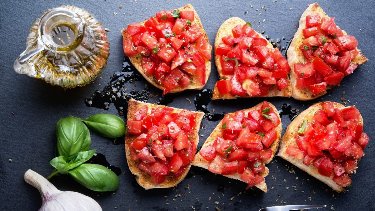 auf einen tisch liegen mehrere scheiben Blutorangen-Bruschetta