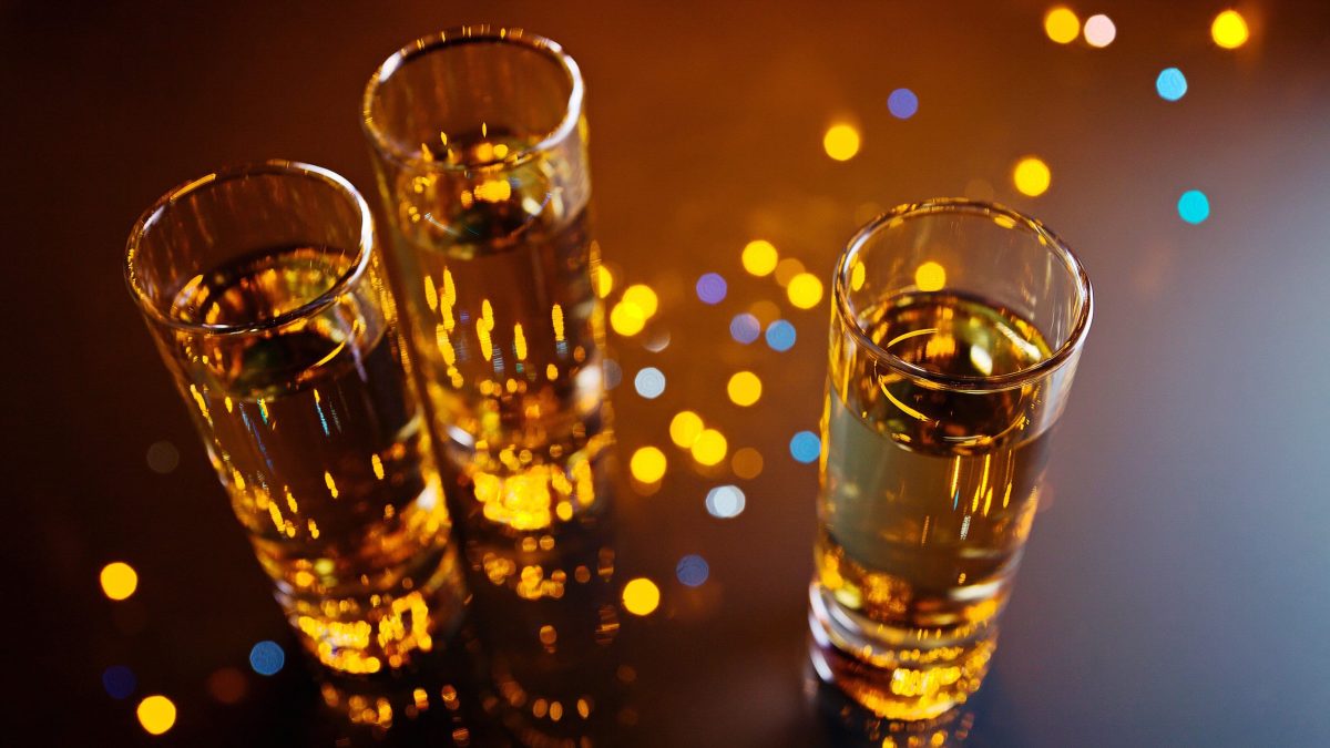 Draufsicht auf einen glitzernden Tisch mit den Champagner-Jello-Shots