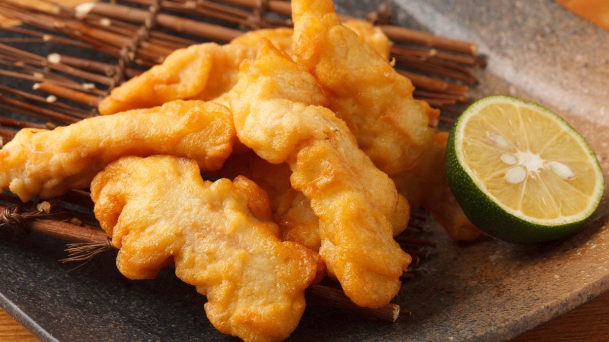 Chicken Tempura auf einem hölzernen Untergrund.