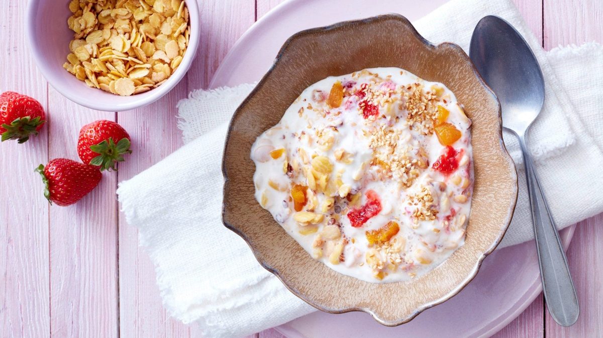 Unser fruchtiges Soja-Frühstück steht angerichtet in einer Schüssel auf dem Tisch.