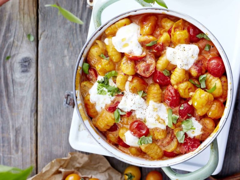 Gnocchi mit geschmolzenem Käse in Tomatensauce in einem Topf